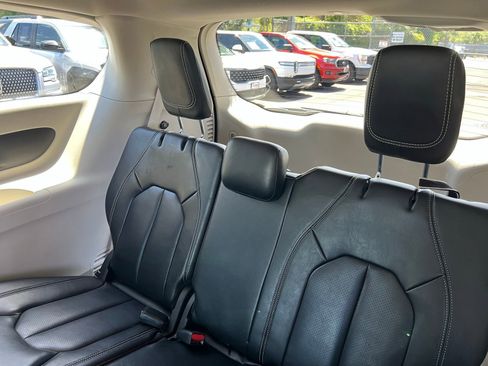 Used 2023 Chrysler Pacifica Touring-L image 53