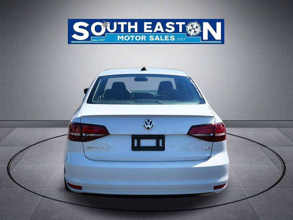 Used 2018 Volkswagen Jetta SE FWD image 4