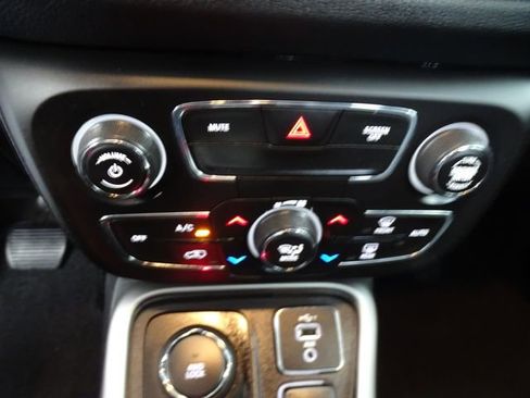 Used 2020 Jeep Compass Latitude w/ Cold Weather Group AWD/4WD image 12
