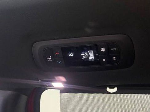 Certified 2025 Chrysler Pacifica Limited FWD image 27