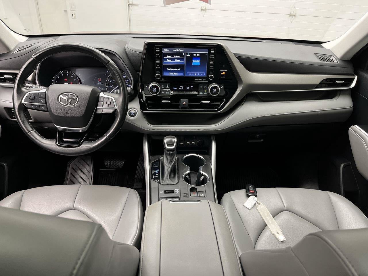 Used 2021 Toyota Highlander XLE AWD/4WD image 4