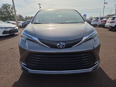 Certified 2024 Toyota Sienna XLE image 7