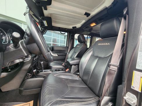 Used 2017 Jeep Wrangler Unlimited Sahara w/ Dual Top Group AWD/4WD image 27