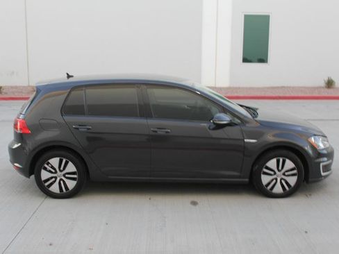 Used 2016 Volkswagen e-Golf SE FWD image 4