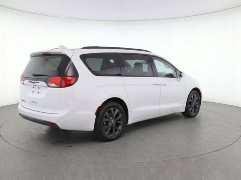 Used 2020 Chrysler Pacifica Touring-L Plus w/ Advanced Safetytec Group FWD image 4