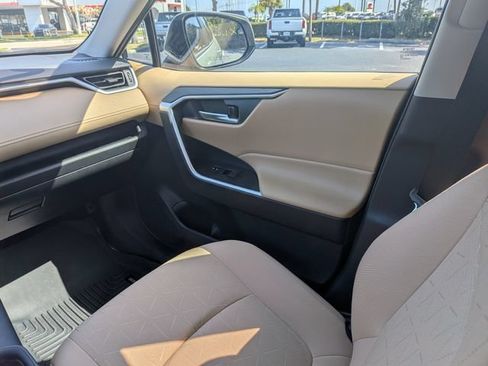 Used 2021 Toyota RAV4 XLE w/ Convenience Package AWD/4WD image 18