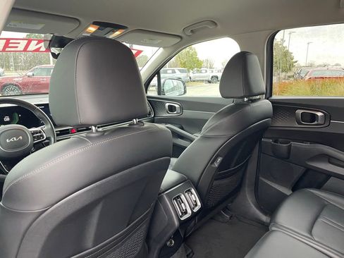 Used 2025 Kia Sorento S image 27