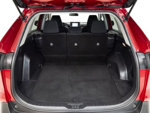 Used 2020 Toyota RAV4 LE FWD image 31