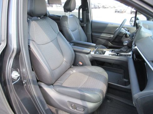 Used 2025 Toyota Sienna Platinum AWD/4WD image 25