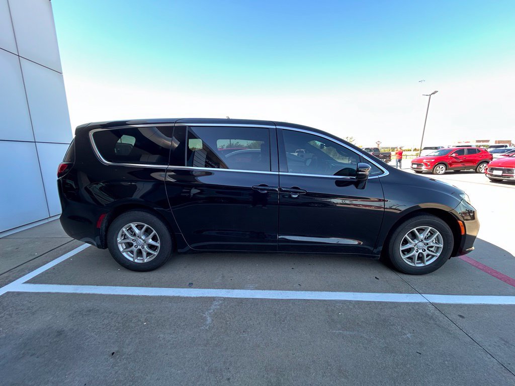 Used 2026 Chrysler Pacifica Select FWD image 4