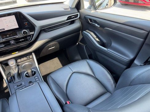 Used 2023 Toyota Highlander XLE AWD/4WD image 16