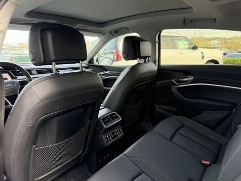 Used 2022 Audi e-tron Premium w/ Convenience Plus Package image 30