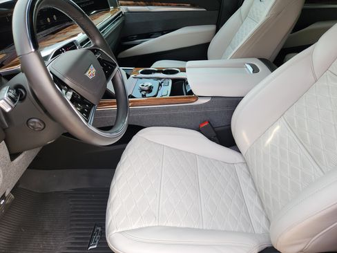 Used 2025 Cadillac Escalade Sport Platinum image 14