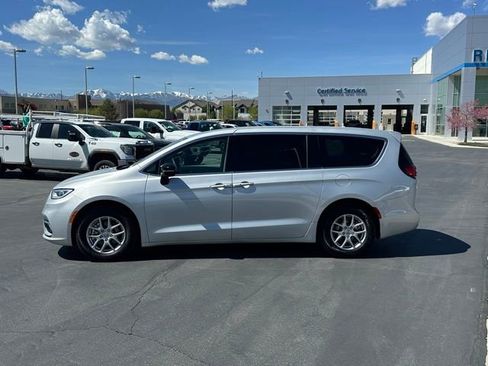 Used 2024 Chrysler Pacifica Touring-L FWD image 20