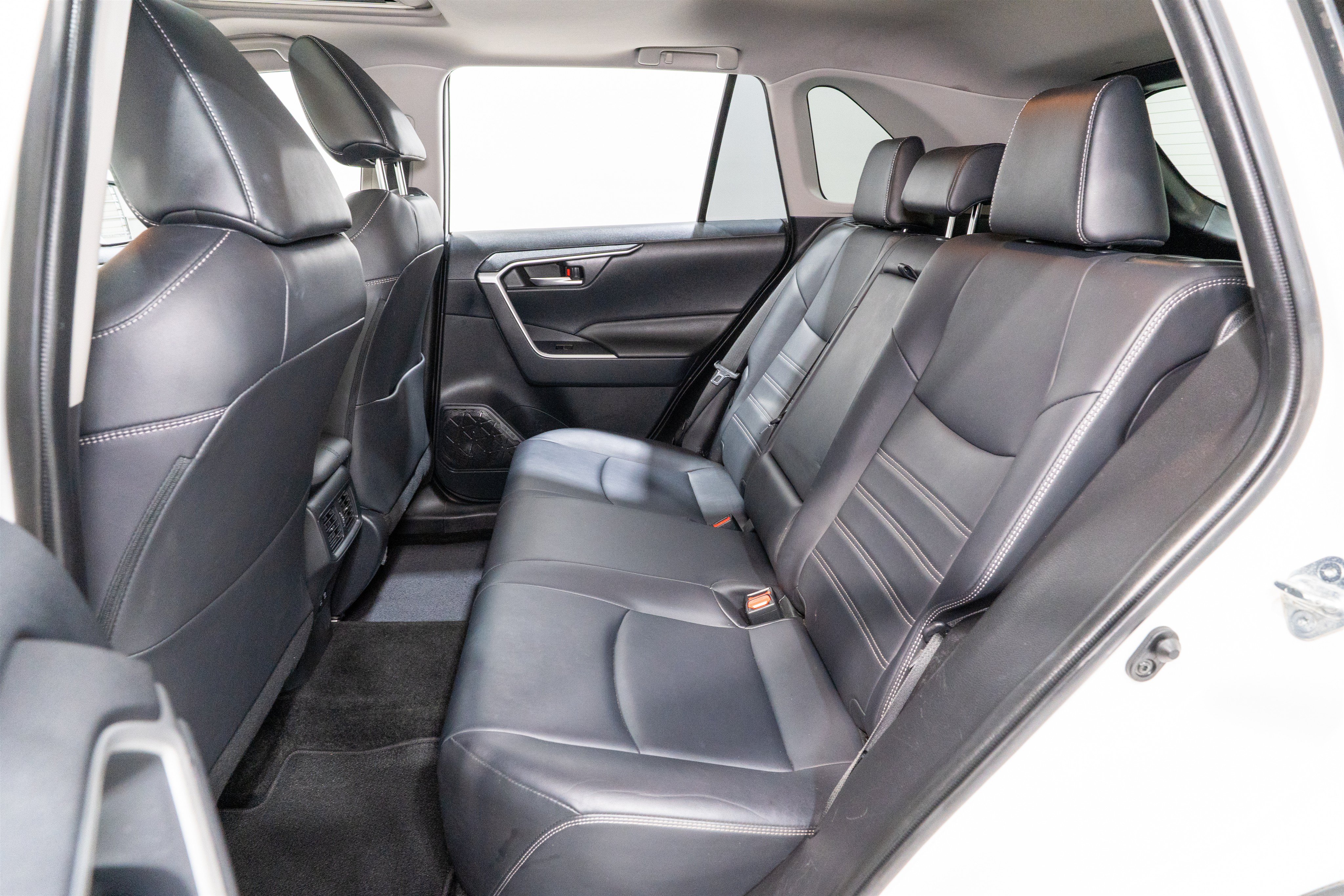 Used 2019 Toyota RAV4 XLE Premium FWD image 29