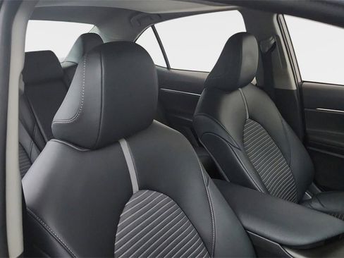 Used 2022 Toyota Camry SE image 9