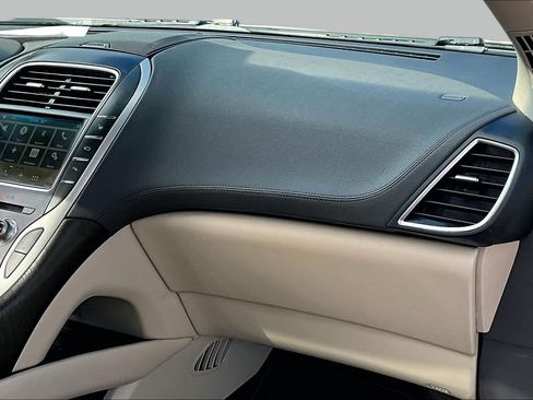 Used 2017 Lincoln MKX Reserve w/ Driver Assistance Package FWD image 23