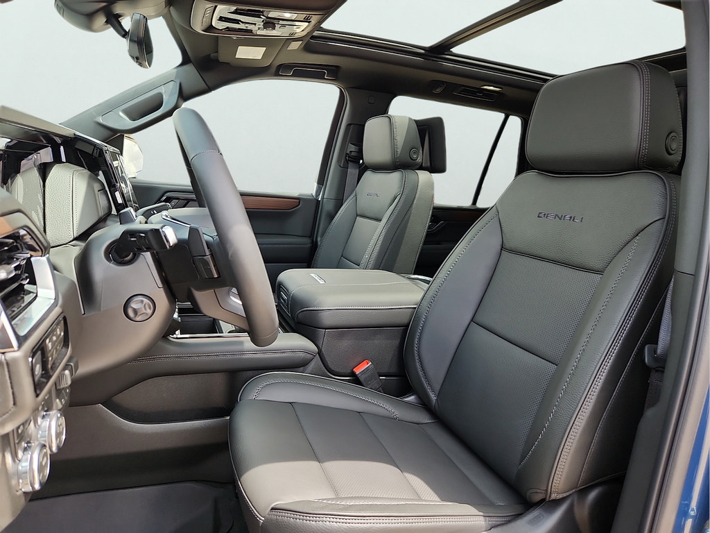 New 2026 GMC Yukon Denali w/ Denali Reserve Package AWD/4WD image 14