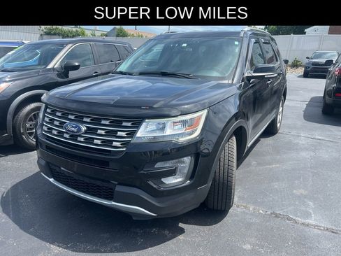 Used 2017 Ford Explorer XLT w/ Equipment Group 202A AWD/4WD image 3