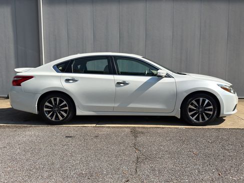 Used 2017 Nissan Altima 2.5 SL w/ 2.5 Technology Package FWD image 2