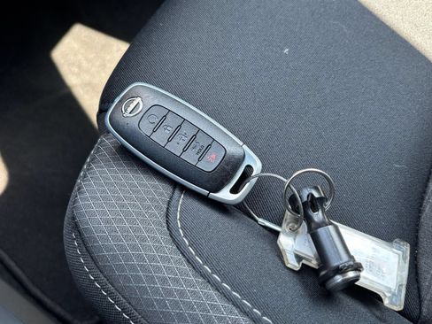 Used 2025 Nissan Pathfinder SV FWD image 21
