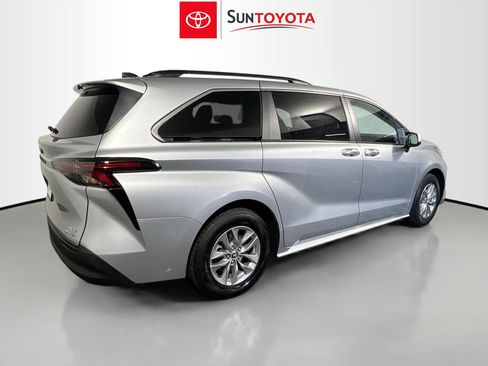 Used 2024 Toyota Sienna XLE FWD image 4