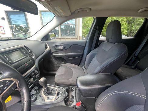 Used 2015 Jeep Cherokee Latitude AWD/4WD image 16