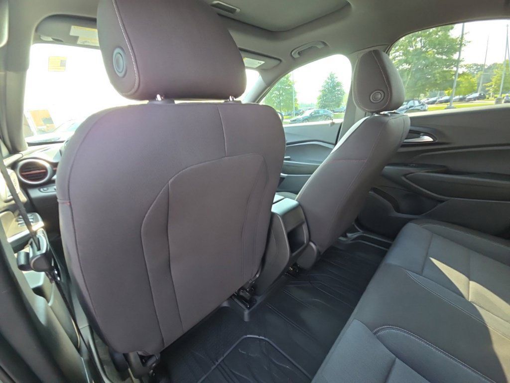 Used 2025 Chevrolet Trax RS w/ Sunroof Package FWD image 16