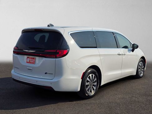Used 2024 Chrysler Pacifica Limited FWD image 3