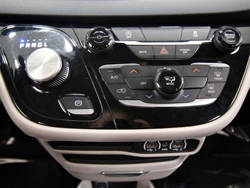 Used 2023 Chrysler Voyager LX image 26