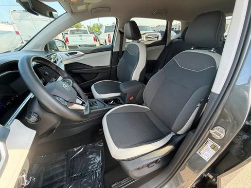 Used 2025 Volkswagen Taos SE FWD image 14