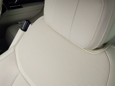 Certified 2025 Land Rover Range Rover SE image 16