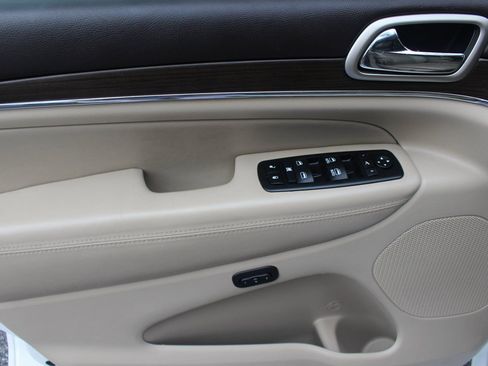 Used 2017 Jeep Grand Cherokee Overland image 16