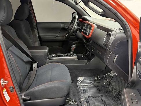 Used 2018 Toyota Tacoma TRD Sport image 29