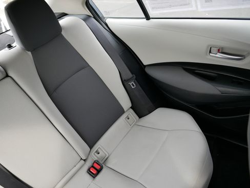 Used 2021 Toyota Corolla LE image 14