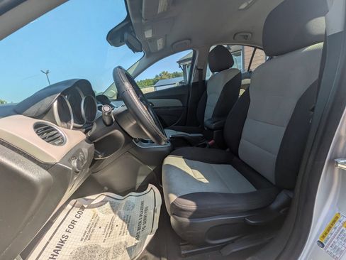 Used 2016 Chevrolet Cruze LT w/ Technology Package FWD image 16