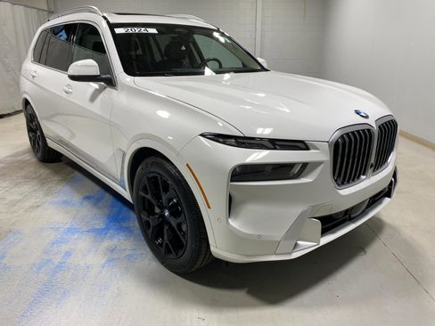 Used 2024 BMW X7 xDrive40i w/ Premium Package image 5
