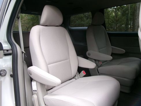 Used 2018 Kia Sedona L image 31