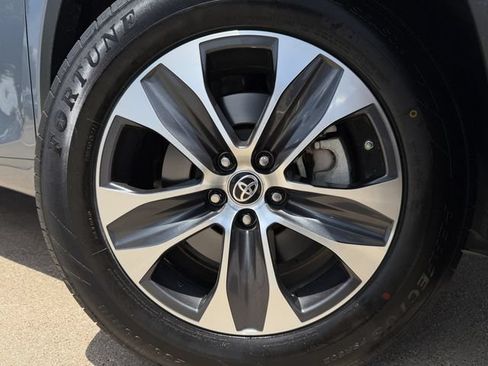 Certified 2024 Toyota Highlander XLE FWD image 10