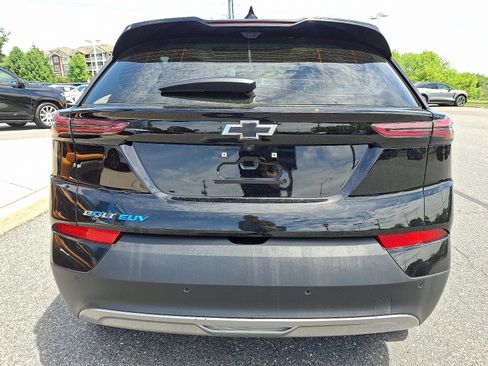 Certified 2023 Chevrolet Bolt EUV Premier w/ Sun & Sound Package FWD image 6