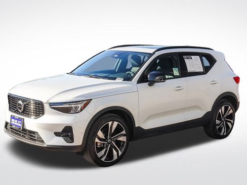 Used 2025 Volvo XC40 B5 Plus image 3