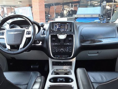 Used 2015 Chrysler Town & Country Limited Platinum image 13