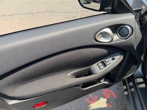 Used 2018 Nissan 370Z Coupe RWD image 7