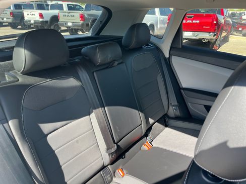 Used 2023 Volkswagen Taos SE w/ Panoramic Sunroof Package FWD image 18