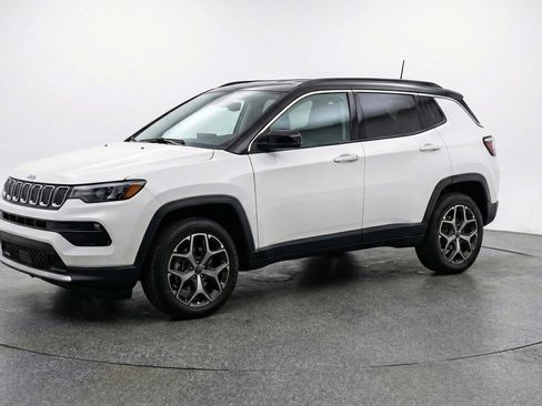 Used 2025 Jeep Compass Limited image 3