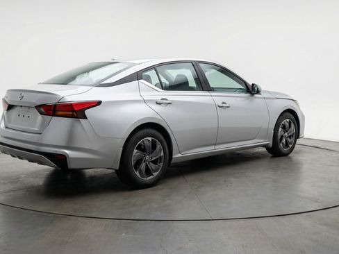 Used 2025 Nissan Altima 2.5 SV image 9