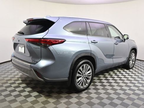 Used 2023 Toyota Highlander Platinum AWD/4WD image 7