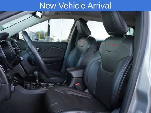 Used 2019 Jeep Cherokee Trailhawk AWD/4WD image 28