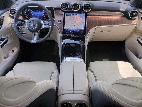 Used 2025 Mercedes-Benz GLC 300 4MATIC image 16