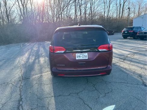 Used 2023 Chrysler Voyager LX image 5